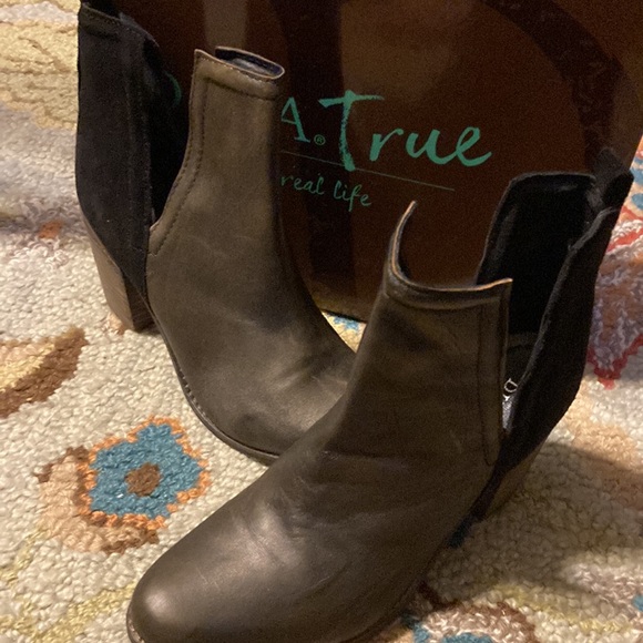 DIBA.True leather/suede ankle boot  2 1/2 block heel - Picture 2 of 7